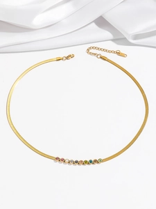 Détail du collier en acier inoxydable doré 18 carats orné de pierres multicolores