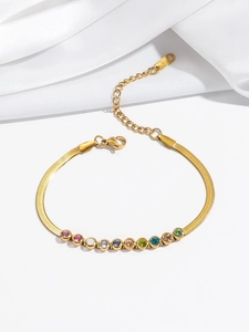 Détail du bracelet chaîne serpent dorée serti de dix zircons ronds multicolores