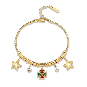 Détail du bracelet en acier titane doré avec pendentifs étoile et croix de Malte