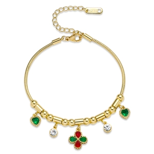 Détail du bracelet chaîne serpent en acier inoxydable avec cœur vert et pendentifs