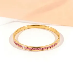 Bracelet jonc élégant en acier titane doré orné de cristaux roses scintillants