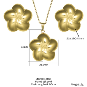 Schmuckset aus 18k vergoldetem Edelstahl mit Blumenhalskette und passenden Ohrringen