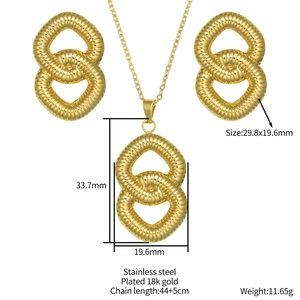 18k vergoldetes Edelstahl Schmuckset mit gedrehtem Doppelring Anhänger und Ohrringen