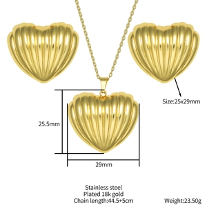 Schmuckset aus 18K vergoldetem Edelstahl mit gewelltem Herzanhänger und Ohrsteckern