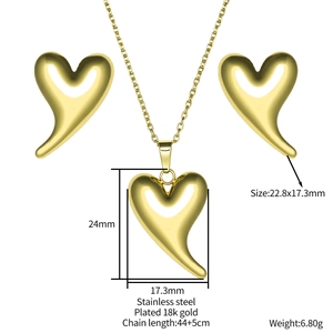 Elegantes Set aus Herzhalskette und Ohrringen, 18 Karat vergoldeter Edelstahl poliert
