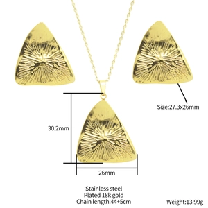Schmuckset aus 18K vergoldetem Edelstahl mit geometrischer Dreieckskette und Ohrringen