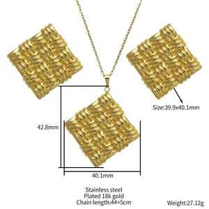 Schmuckset mit quadratisch gewebter Textur aus 18K vergoldetem Edelstahl mit Ohrringen