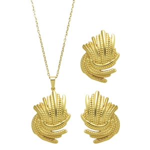 Goldenes Schmuckset mit fächerförmiger Federstruktur und feinen Perlendetails auf Weiß