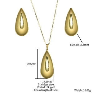 Poliertes Schmuckset aus goldenem Edelstahl mit Tropfenohrringen und langer Halskette