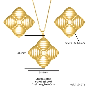 Luxuriöses Schmuckset aus 18k vergoldetem Edelstahl mit Blumenstern Anhänger und Ohrringen