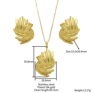 Schmuckset aus 18k vergoldetem Edelstahl mit spiralförmigem Fächeranhänger und Ohrringen