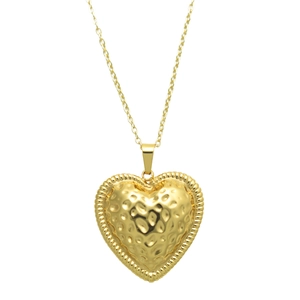 Collier avec pendentif cœur doré à texture martelée et bords perlés sur une chaîne