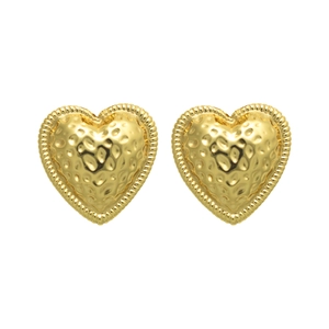 Boucles d'oreilles cœur doré texturé avec finition martelée et bordure perlée sur blanc
