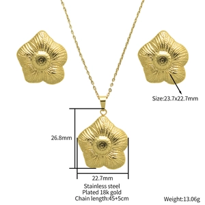 Elegantes 18k vergoldetes Edelstahl Schmuckset mit Blumenanhänger Halskette und Ohrringen