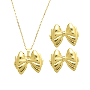Parure collier et boucles d'oreilles nœud doré poli avec ruban 3D sur fond blanc neutre