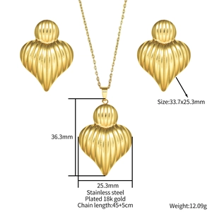 Schmuckset aus 18K vergoldetem Edelstahl mit Herzanhänger und Ohrringen im Streifendesign