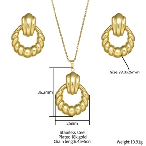 Goldschmuck-Set aus Edelstahl mit strahlenförmigem Rundanhänger, Halskette und Ohrringen