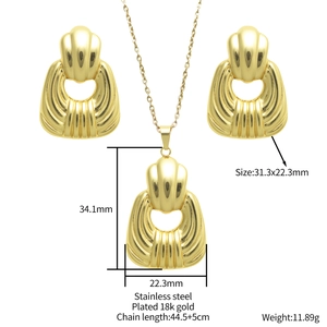 Schmuckset aus 18K vergoldetem Edelstahl mit Halskette und Muschelohrringen im Retro-Stil