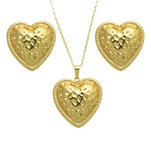 Parure cœur doré avec texture martelée incluant collier et boucles d'oreilles chics