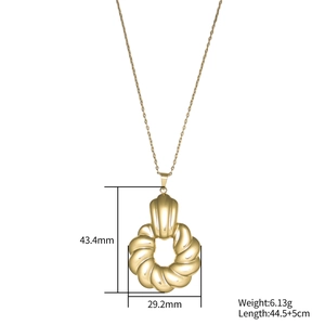 Goldene Halskette mit gedrehtem Kreis-Anhänger und verstellbarer Kette mit Maßen