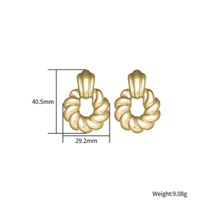 Goldene gedrehte Creolen mit gestreiften Verschlüssen misst 40,5 mm mal 29,2 mm