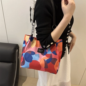 Sac fourre-tout en nylon à imprimé géométrique coloré avec grande capacité de rangement