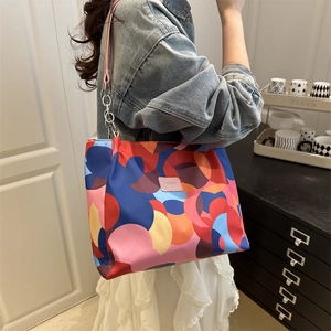 Grand sac cabas en nylon avec motifs géométriques colorés et bandoulière chaîne