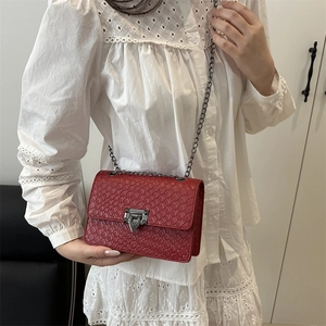 Vintage red crocodile texture crossbody bag with silver buckle and chain strap