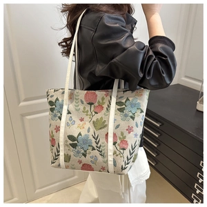 Détail du sac cabas jacquard à fleurs avec de fines bandoulières blanches