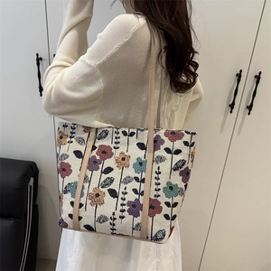 Sac fourre-tout en tapisserie florale avec broderie colorée sur tissu crème