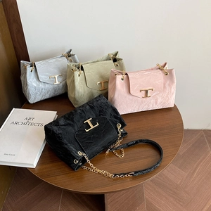 Elegante Borsa a Spalla in Pelle PU Piegata per Donna Fibbia a T in Metallo Oro Tracolla a Catena Borsa Quadrata Casual Moda