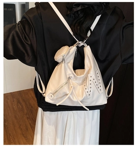 Detail van witte laklederen hobo-tas met klinknagel W-patch en ronde portemonnee