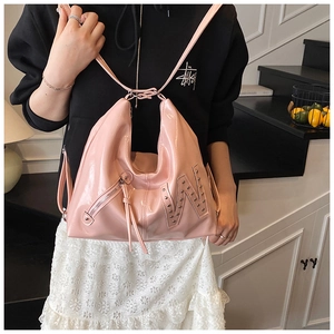 Roze lakleren crossbody tas met zilveren klinknagel W-logo en kwastje detail