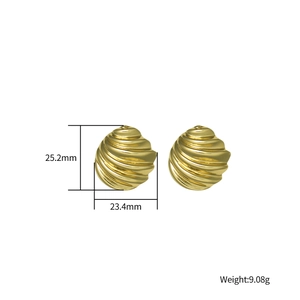 Strukturierte goldene Edelstahl-Ohrstecker mit Muschelmuster und Maßangaben