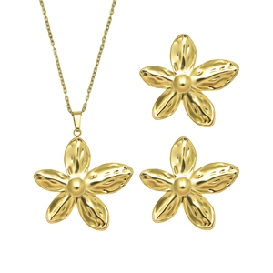 Elegant gold flower jewelry set with hammered texture necklace and matching stud earrings