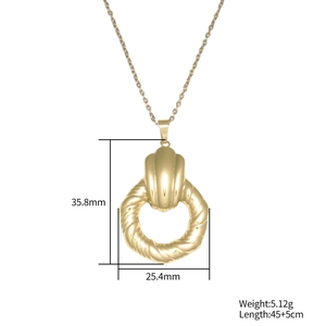 Collier en acier inoxydable plaqué or 18K avec pendentif anneau torsadé et boucle