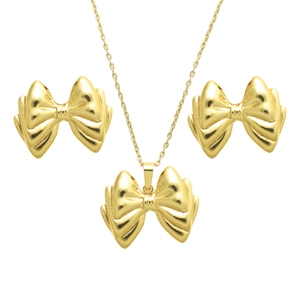 Parure de bijoux dorés polis avec collier et boucles d'oreilles nœud sur fond blanc