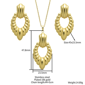 Parure de bijoux en acier inoxydable plaqué or 18k avec collier pendentif et boucles d'oreilles