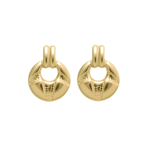 Boucles d'oreilles créoles dorées avec facettes géométriques et fini texturé sur fond blanc