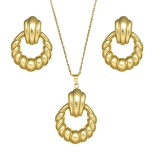 Goldenes Schmuckset mit kreisförmigem Anhänger und passenden Ohrringen im Muschel-Design
