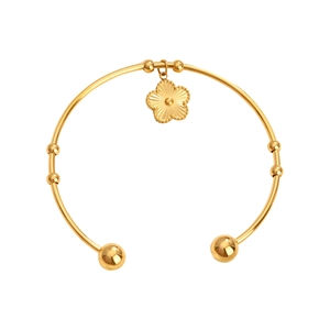 Bracelet jonc doré élégant avec pendentif fleuri et perles sur fond blanc brillant