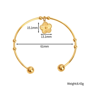 Détail du bracelet floral doré avec diamètre de 61 mm et poids de 8,43 g sur fond blanc