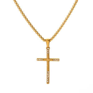 Collana con ciondolo a croce dorata classica con zirconi su una delicata catena a maglia