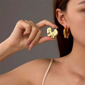 Boucles d'oreilles papillon dorées en acier inoxydable avec texture irrégulière