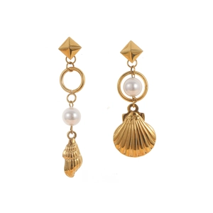 Boucles d'oreilles coquillage asymétriques dorées avec perles sur fond blanc pur