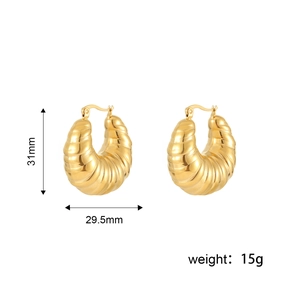 Détail macro de créoles dorées torsadées avec dimensions de 31mm de haut et 29,5mm
