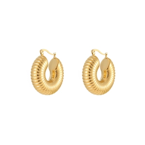 Détail de boucles d'oreilles créoles dorées avec texture plissée sur fond blanc pur