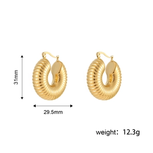 Dimensions détaillées des créoles dorées avec une hauteur de 31mm et largeur de 29,5mm