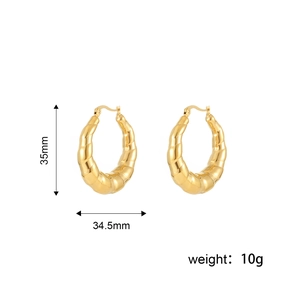 Boucles d'oreilles créoles dorées texturées, taille 35mm x 34,5mm, poids 10g