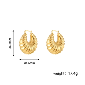 Vue détaillée des boucles d'oreilles croissant dorées mesurant 36,3 mm sur 34,5 mm